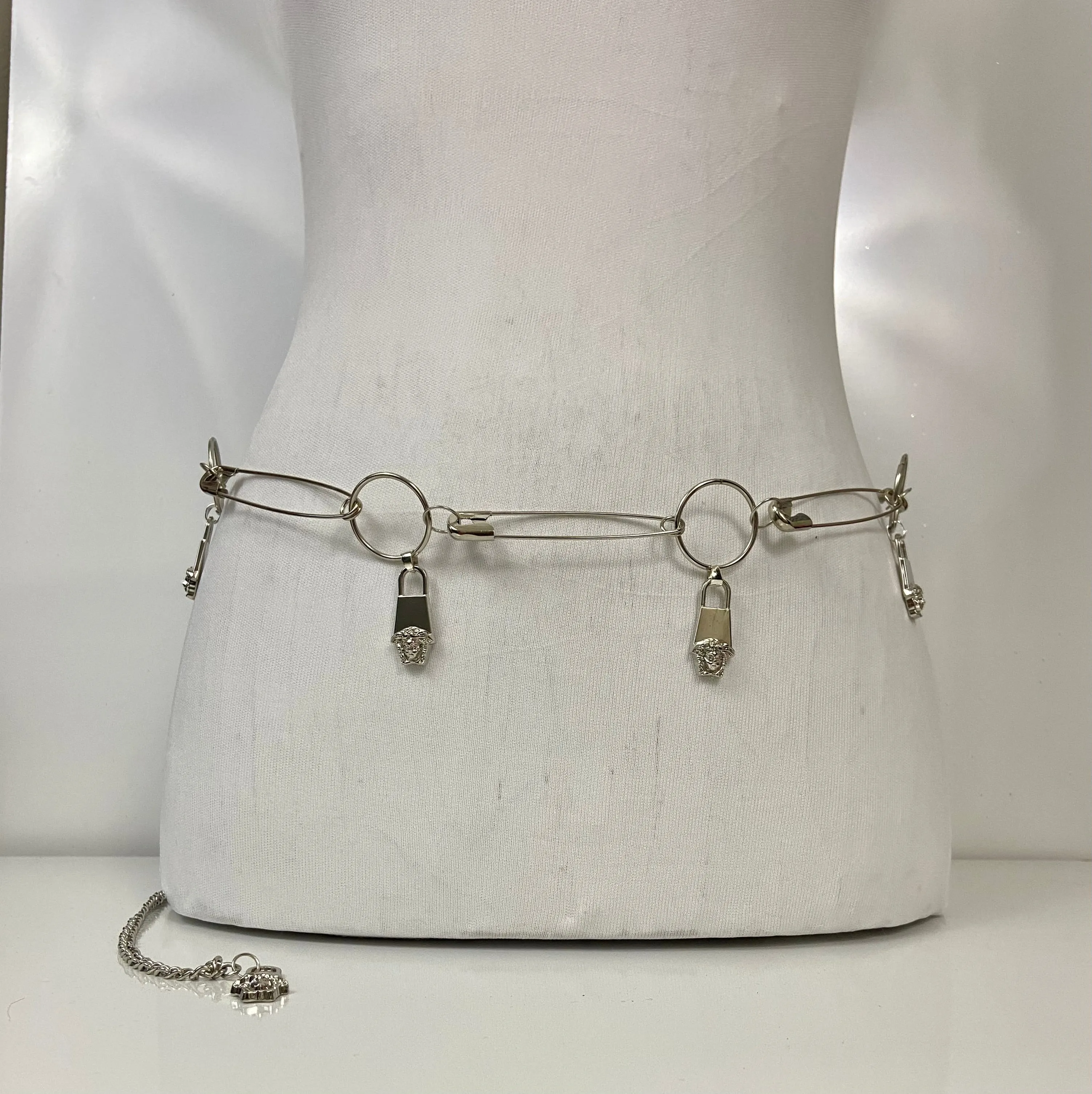 Safety pins chain belt