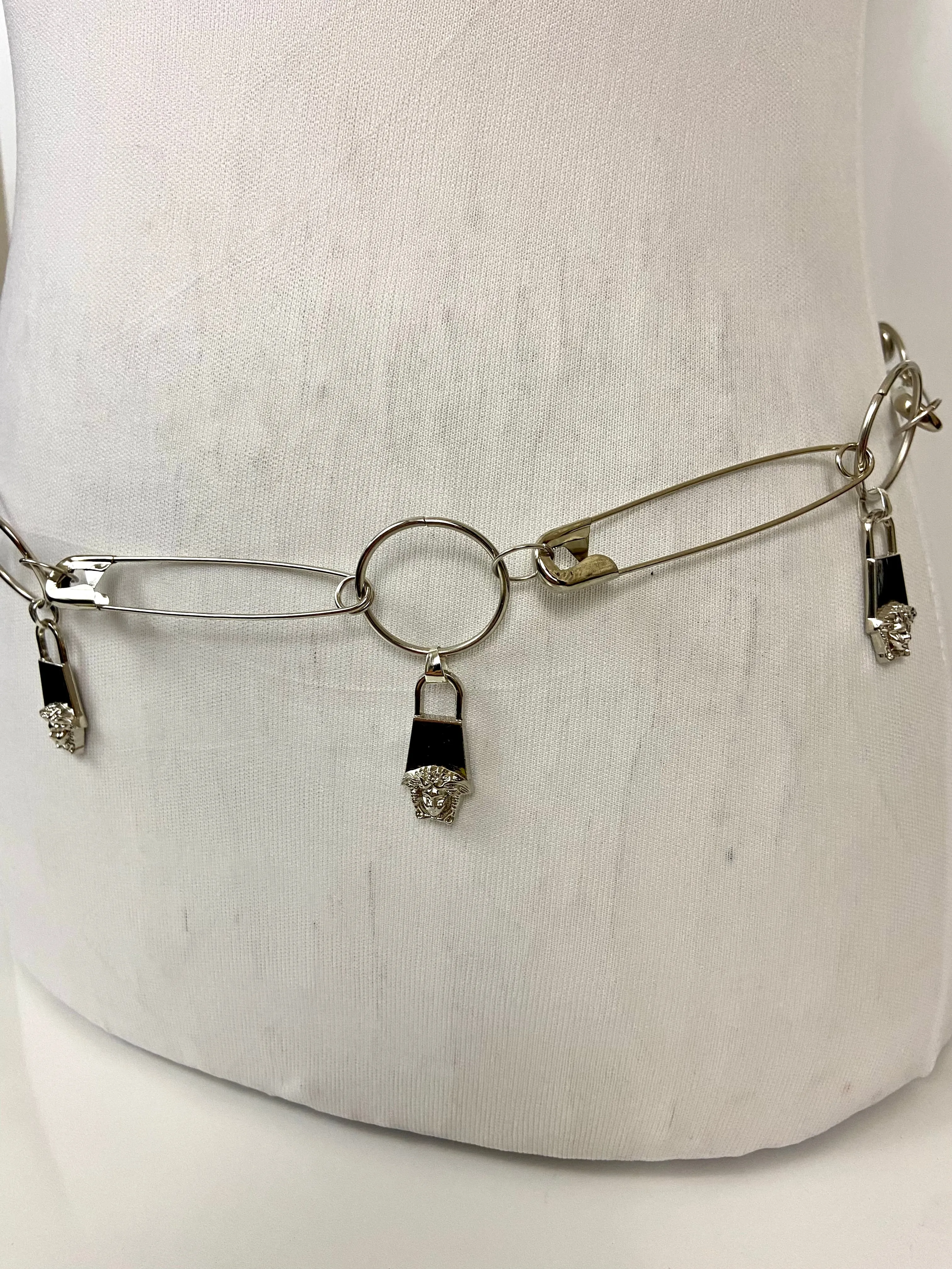 Safety pins chain belt
